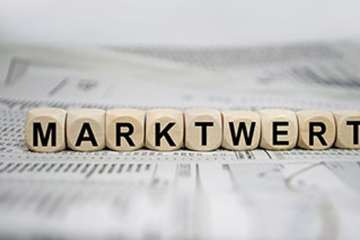 Unterlagen und Taschenrechner zur Wertermittlung einer Immobilie