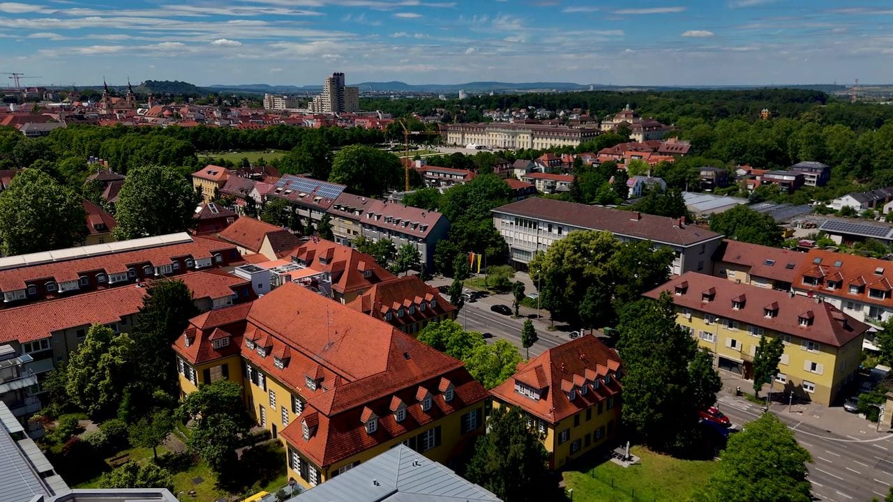 Standbild aus dem Imagefilm: historisches Gebäude mit gelber Fassade und dem Logo der Schwäbische ImmobilienWert GmbH